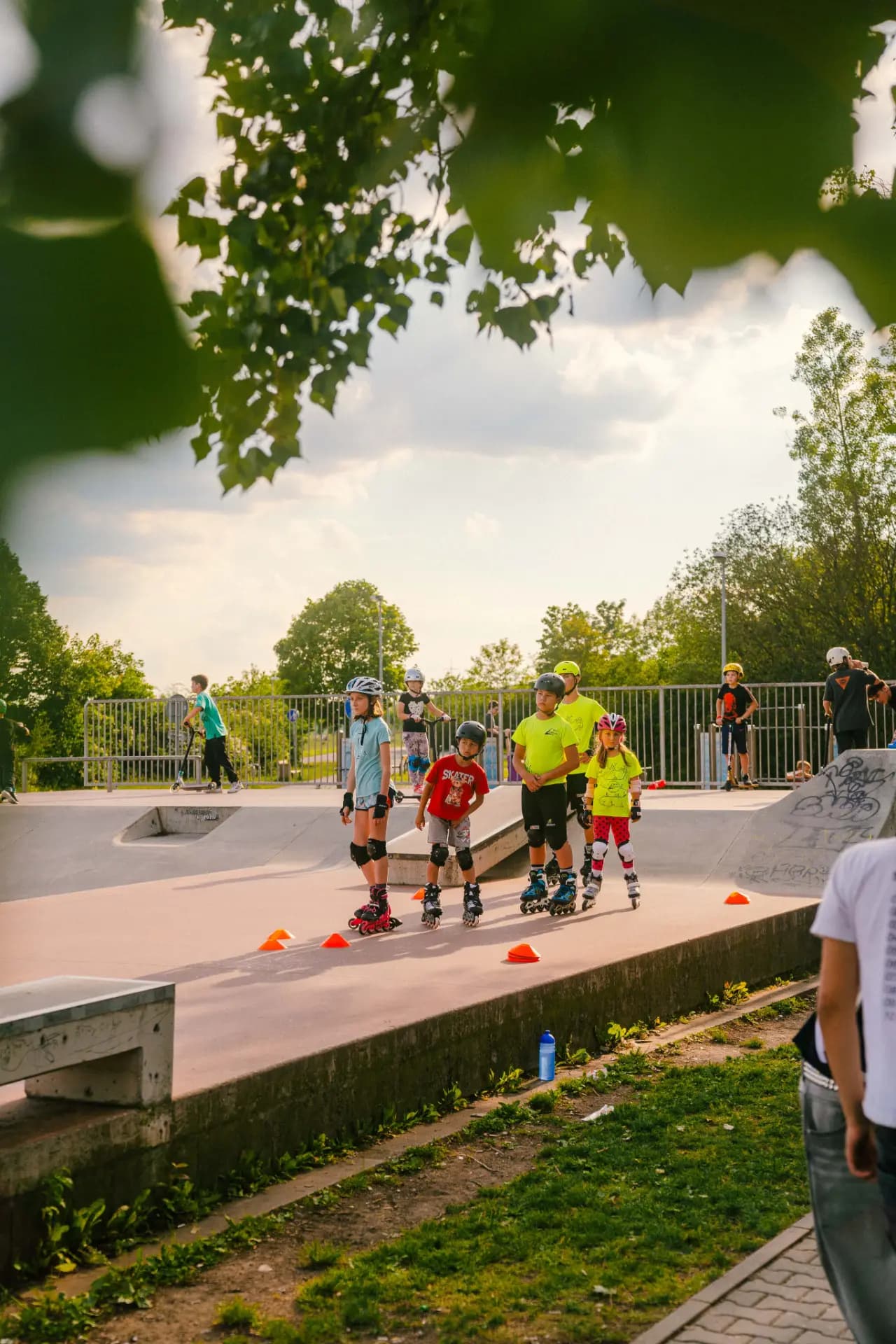 Děti na inline bruslích v parku
